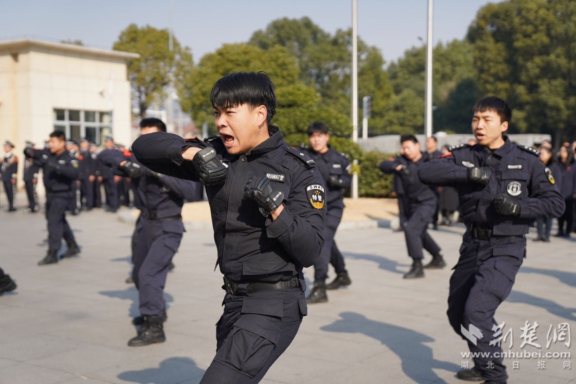 当阳市公安局特警队员表演“格斗五部拳” .jpg.jpg