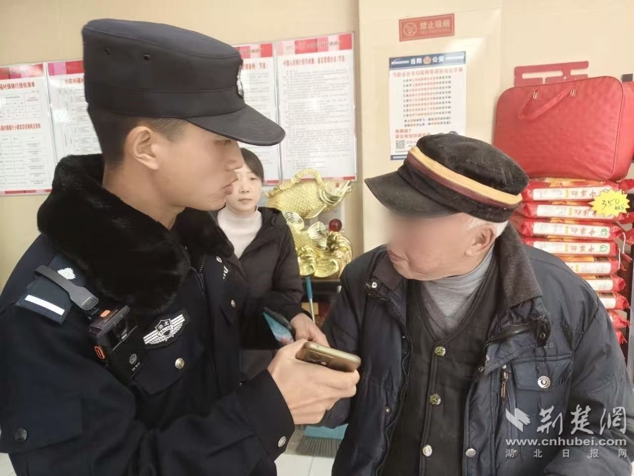 图说:民警劝阻邓大爷不要取现汇款.jpg.jpg