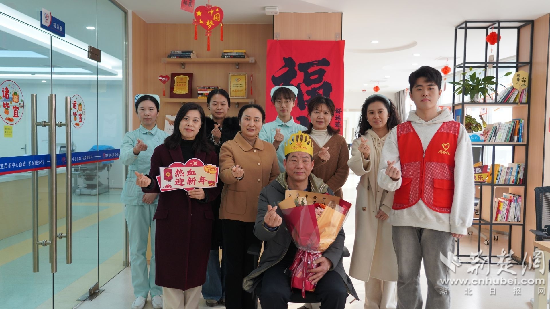 宜昌市中心血站党总支书记张莉、站长梅雯明带领工作人员、志愿者为杨青送上鲜花和蛋糕庆生。唐姝亚 摄.JPG.JPG