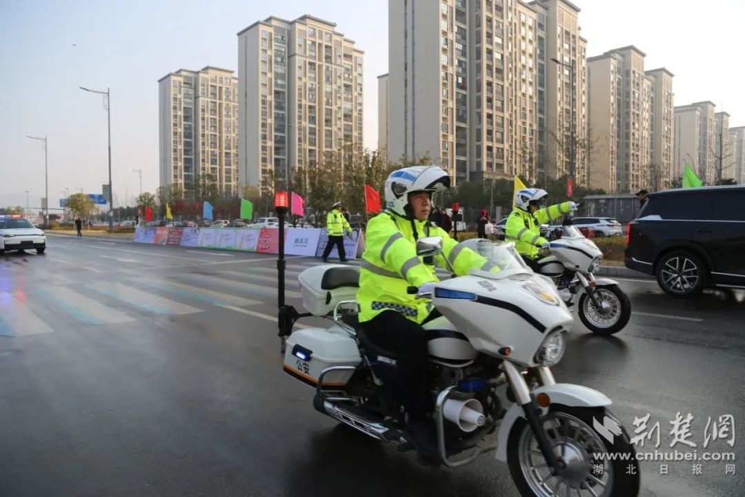 图说：活动沿途当阳公安民辅警加强巡逻力度，随时准备应对可能出现的突发情况.jpg