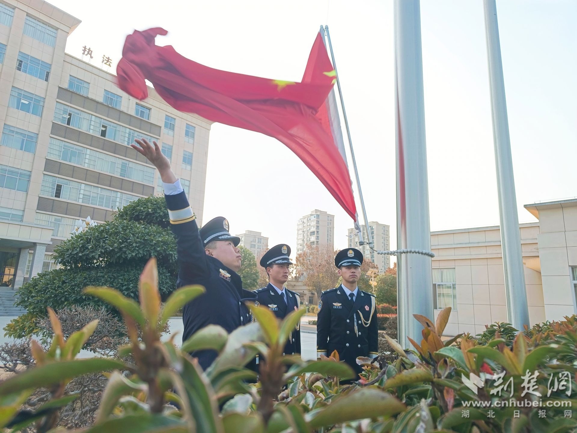 当阳市公安局民警升国旗.jpg.jpg