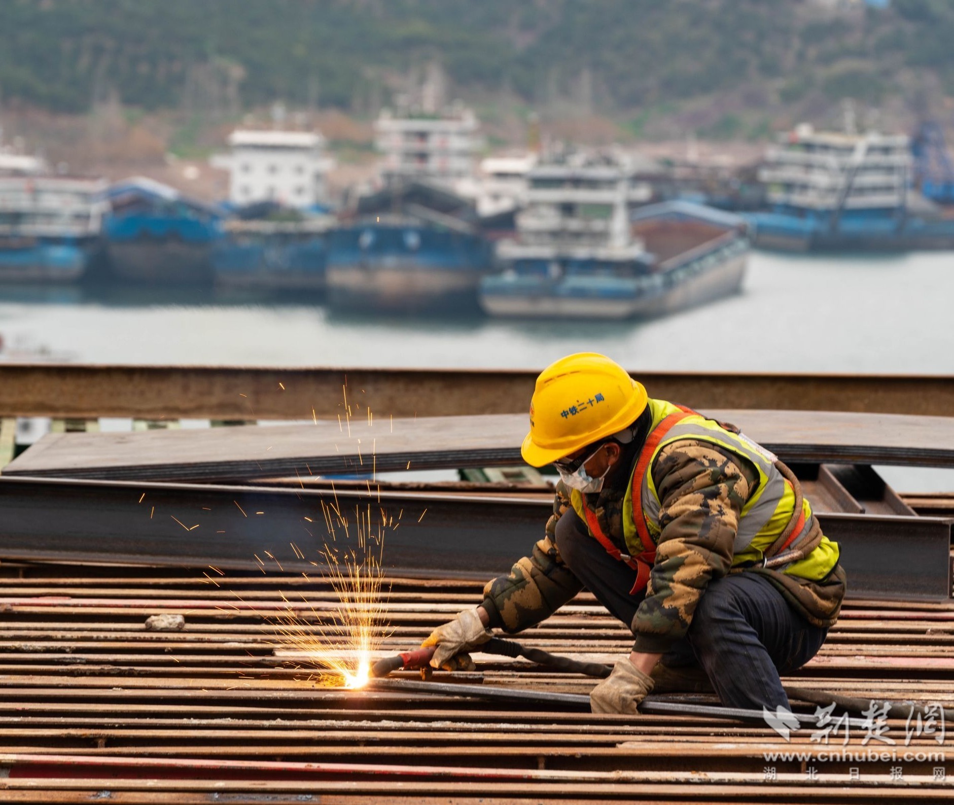 2月18日,童庄河特大桥项目工人正在焊接桥桩钢筋 (2).jpg.jpg