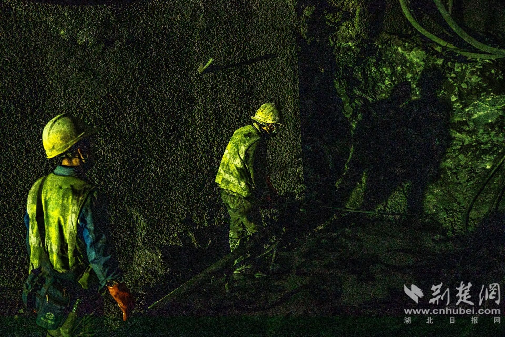 佛照山隧道内工人在进行系统锚杆作业 (1).jpg.jpg