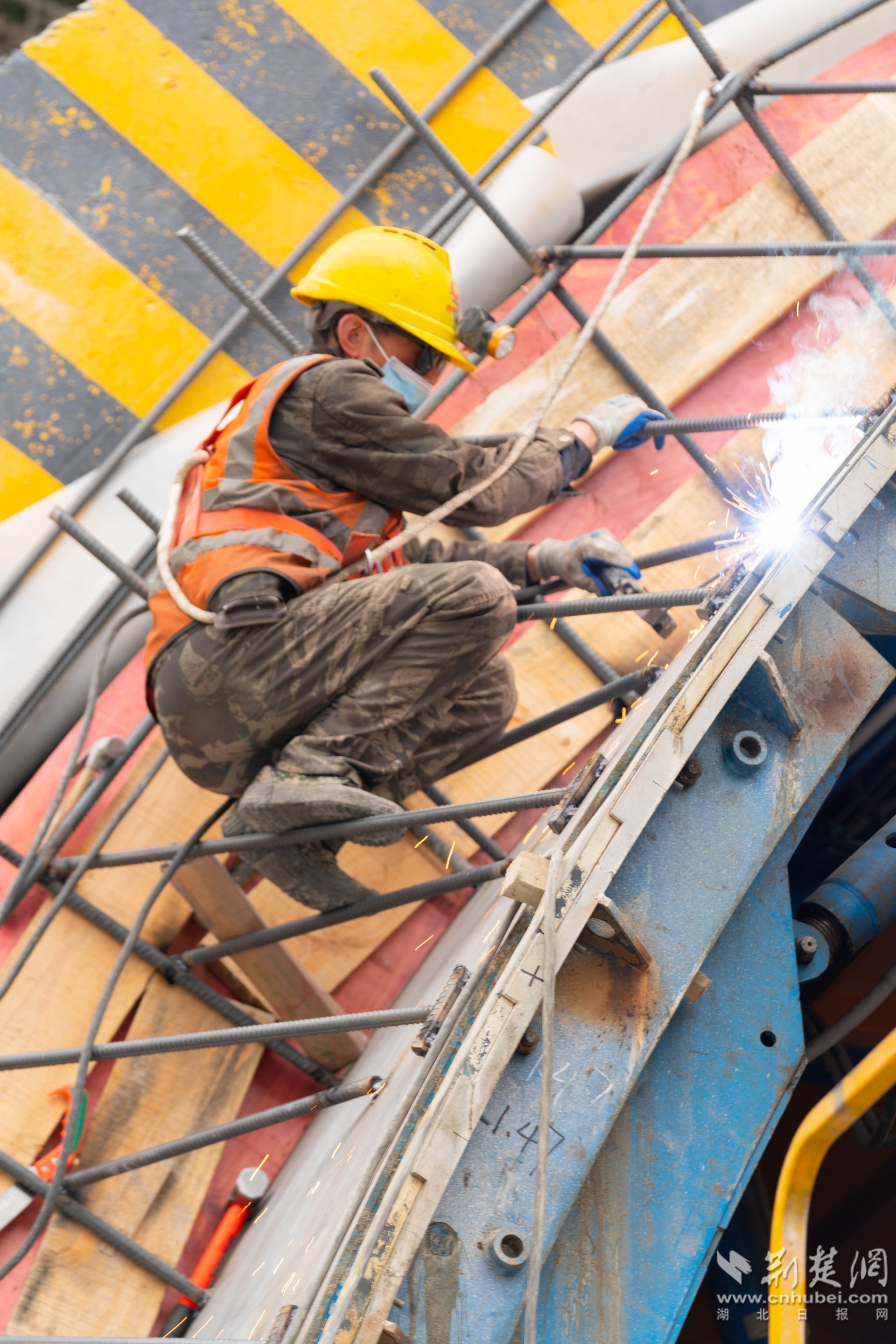 2月19日,九畹溪镇佛照山隧道项目工人正在焊接隧道口钢筋 (2).jpg.jpg