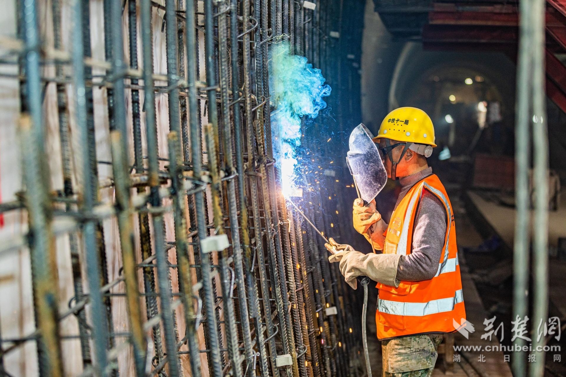 草池坪隧道内工人正在进行连接筋焊接(1).jpg.jpg