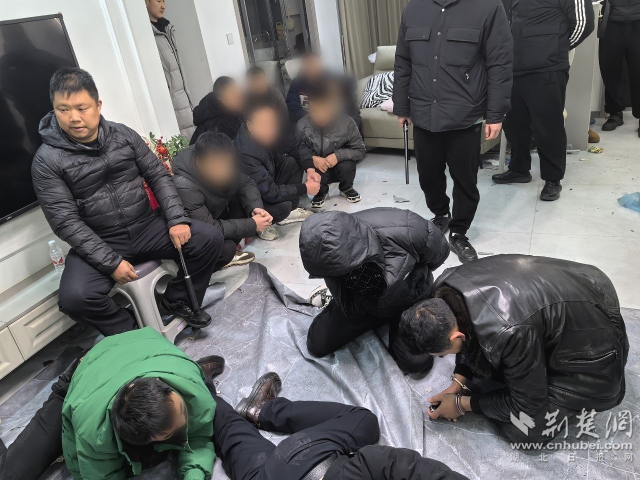 图说:当阳市玉阳街道某小区一房屋内赌徒被当场抓获 (1).jpg.jpg