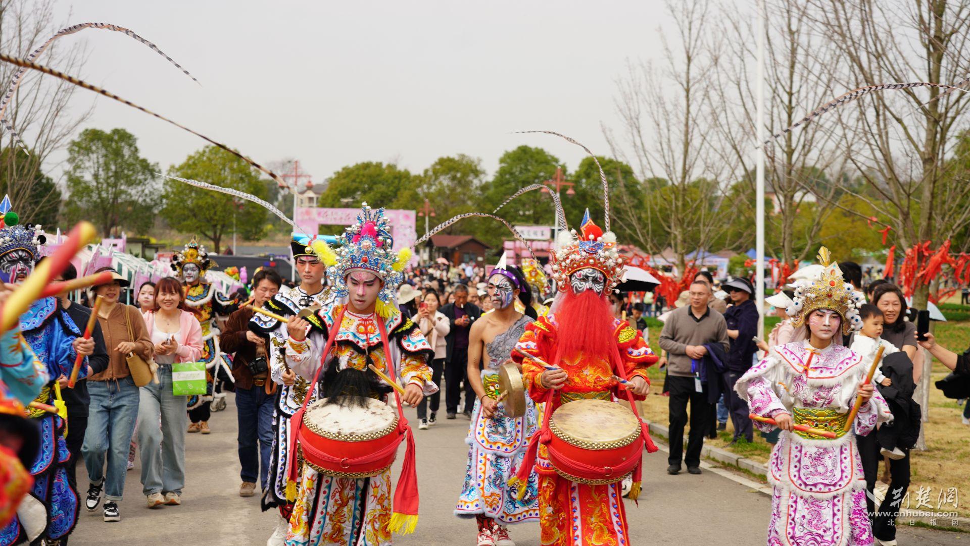 潮汕英歌舞引游客成群。唐姝亚 摄.JPG.JPG