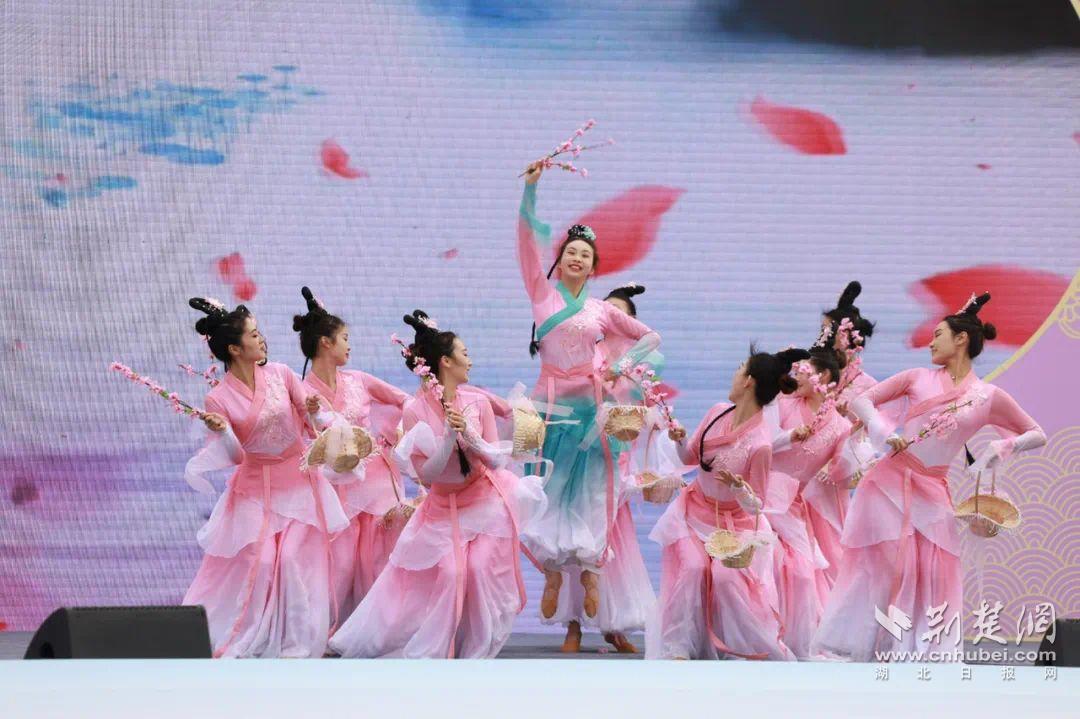 文艺节目融入春日桃花元素，清新精彩。通讯员供图.jpg.jpg
