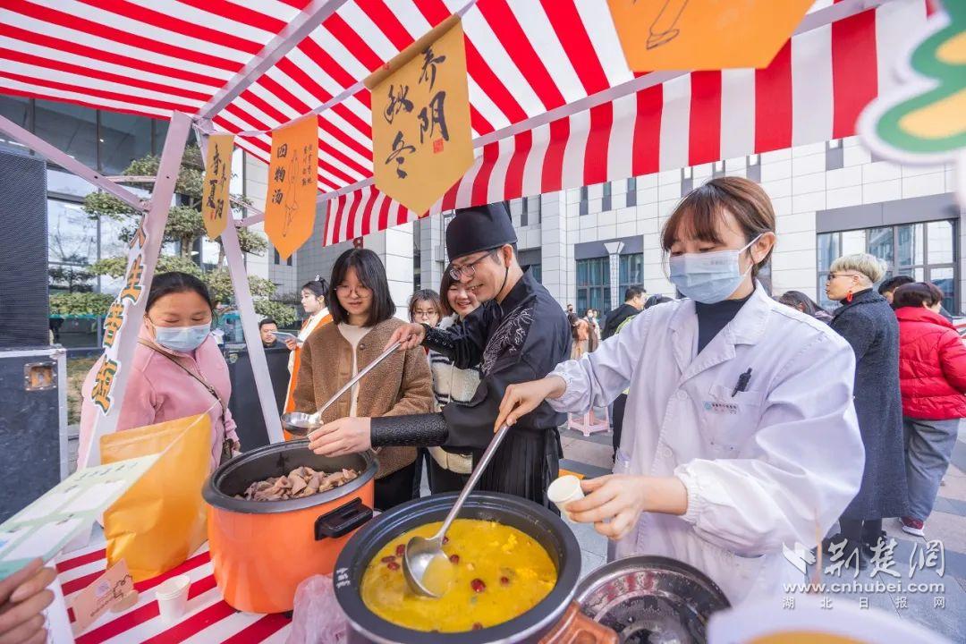 稿2：药食同源品鉴区，市民纷纷排队品尝中药膳食。通讯员供图.jpg