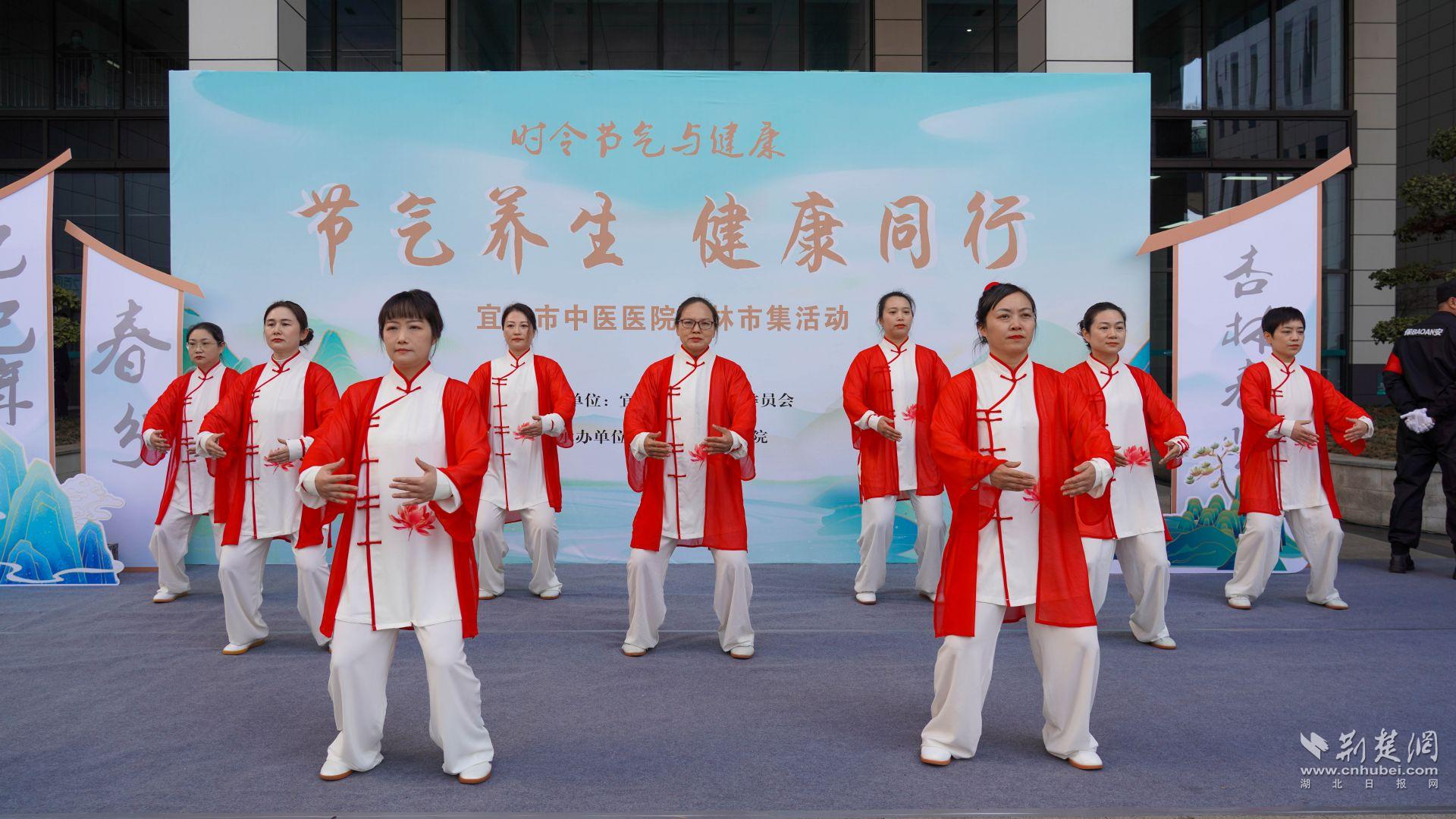 稿2：八段锦展示.李海丹 摄.jpg.jpg