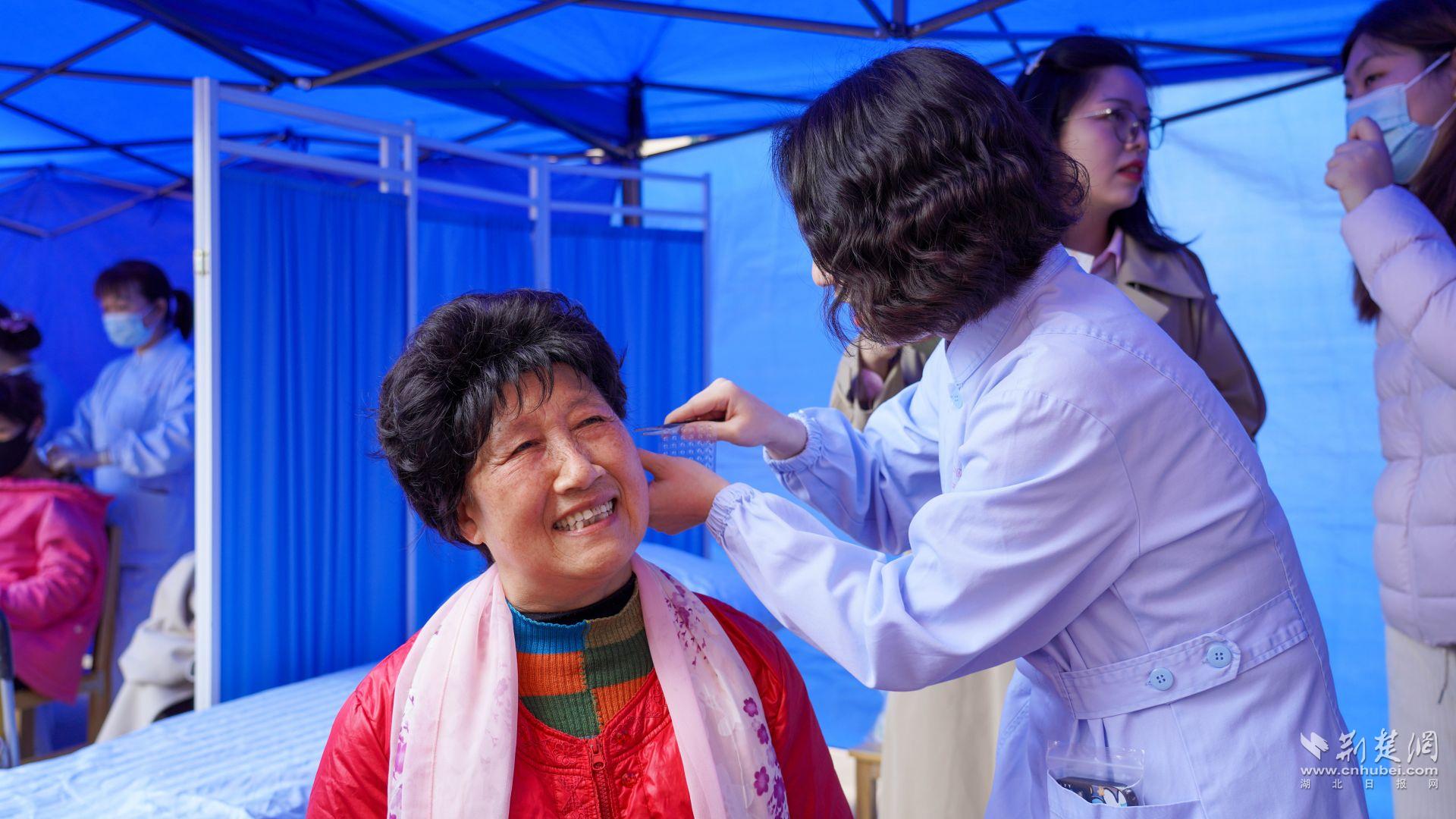 稿2：中医适宜技术体验区，市民正在体验耳穴压豆。李海丹 摄.jpg.jpg