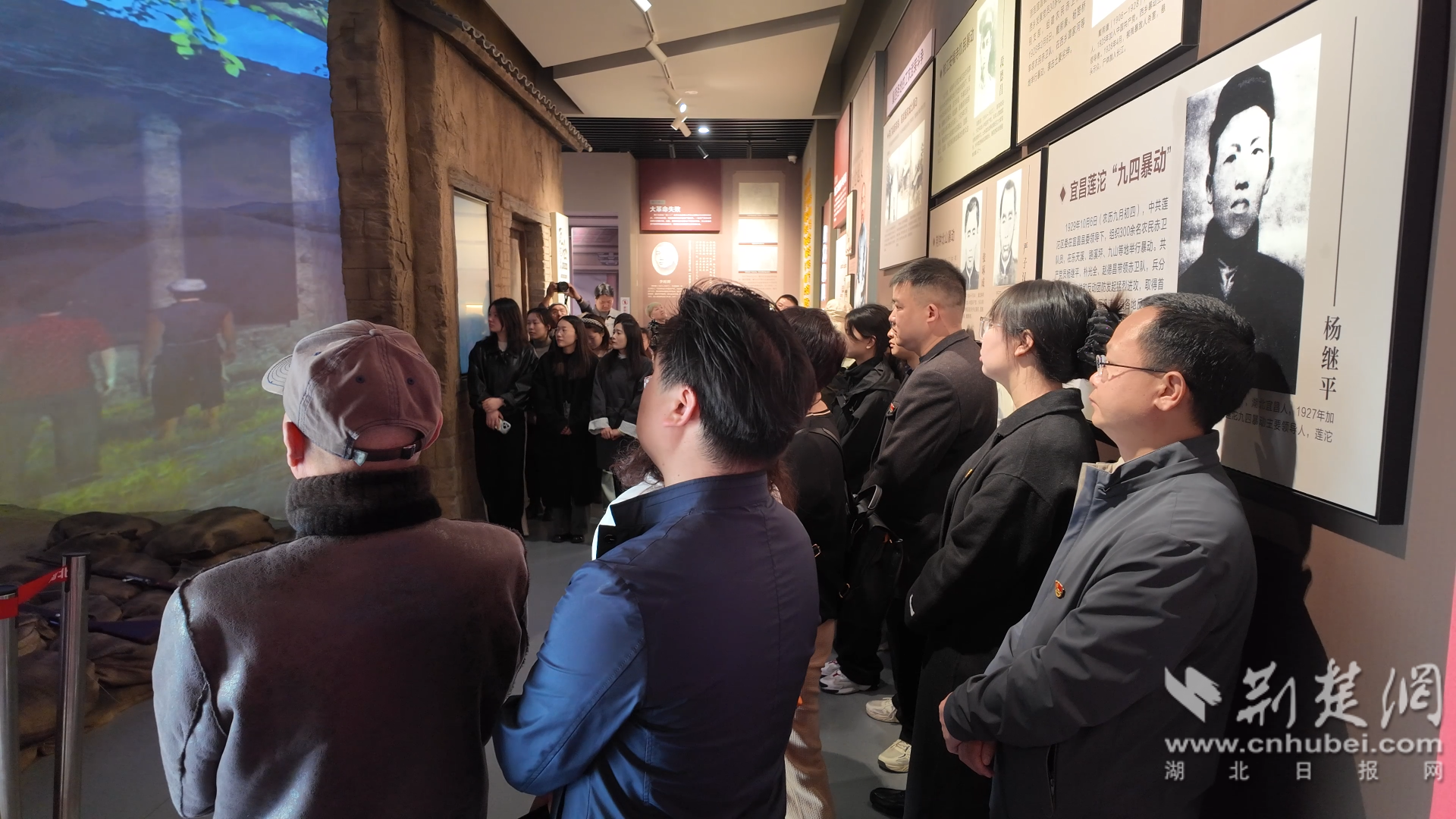 3.参观襄西革命烈士纪念馆.png.png