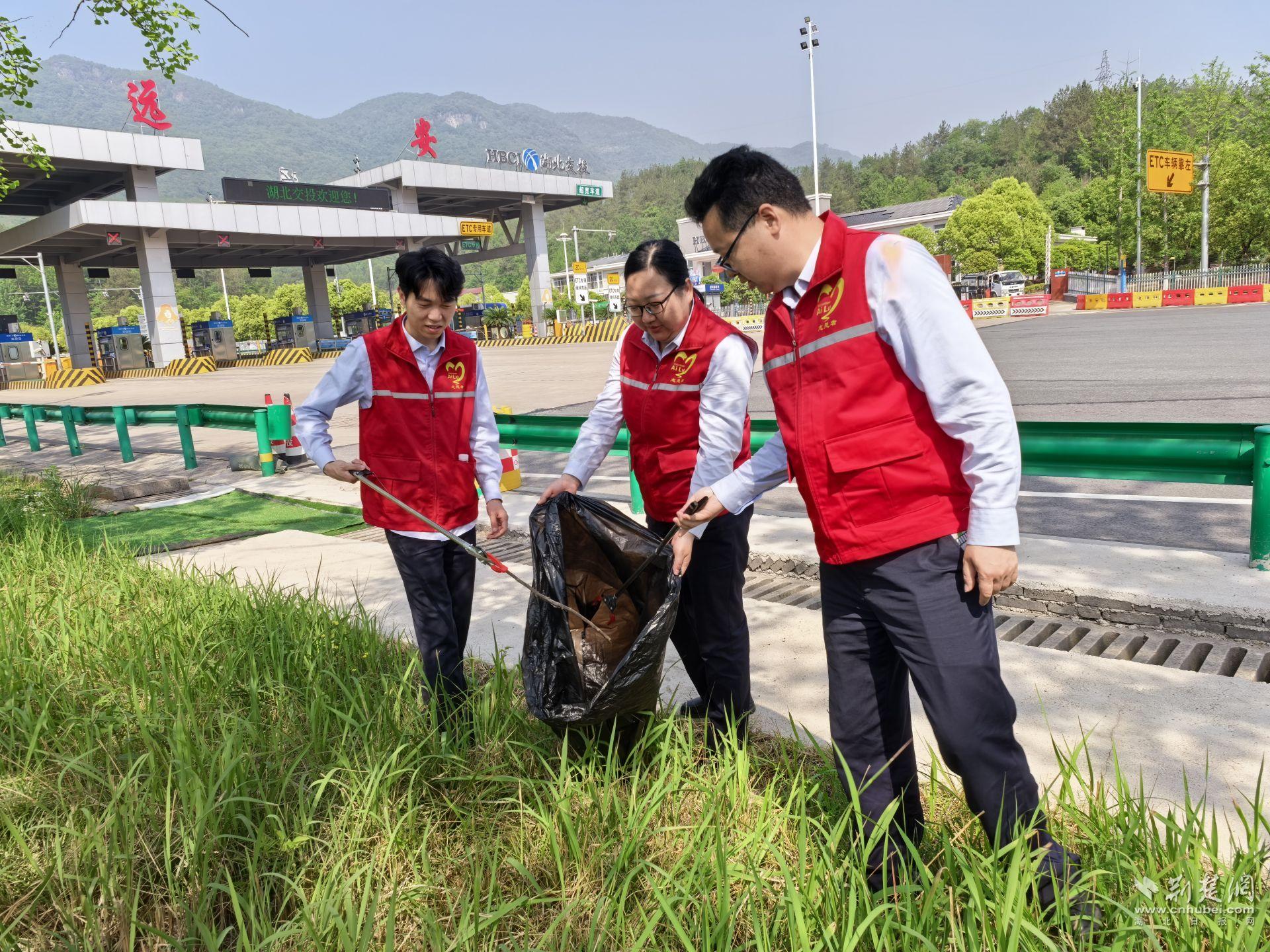宜昌运营公司远安管理所组织员工进行垃圾清理活动.jpeg.jpeg