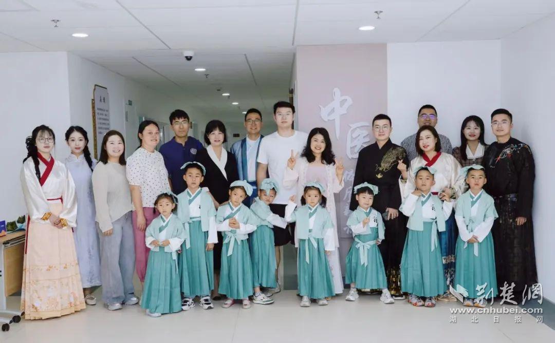 “ Little Doctor”在龙船节上认识所有草药！ Yich