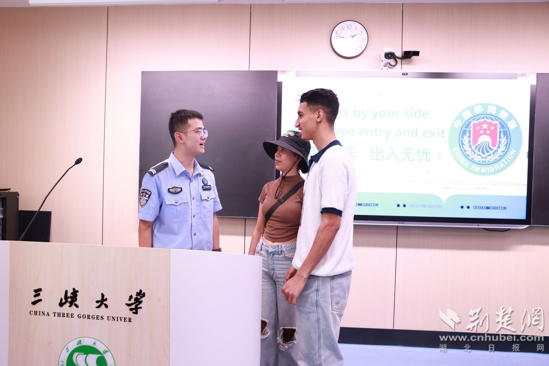 图为移民管理警察与留学生互动 苏瑞摄.JPG.JPG