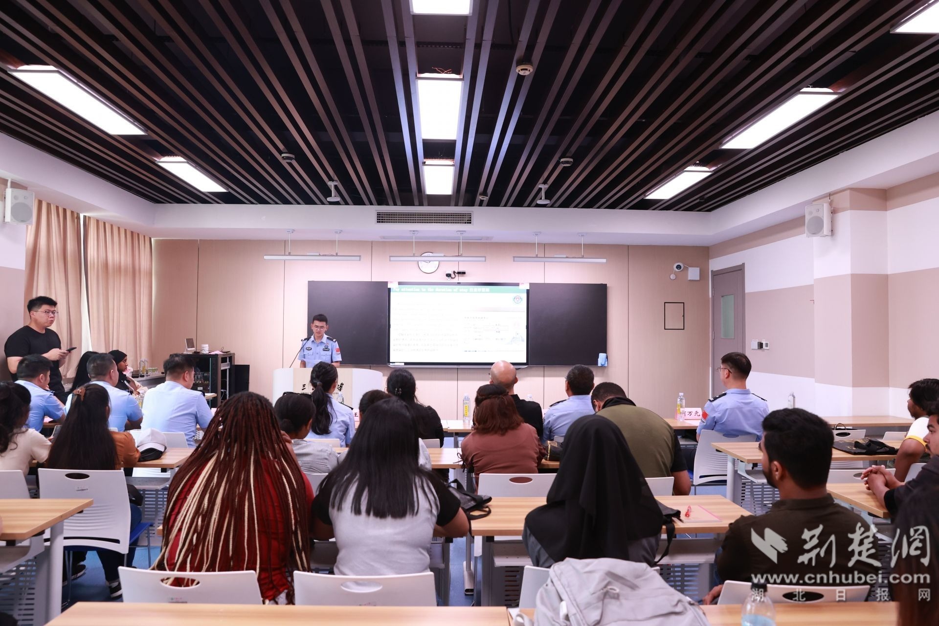 图为现场留学生听课画面 苏瑞摄.JPG.JPG