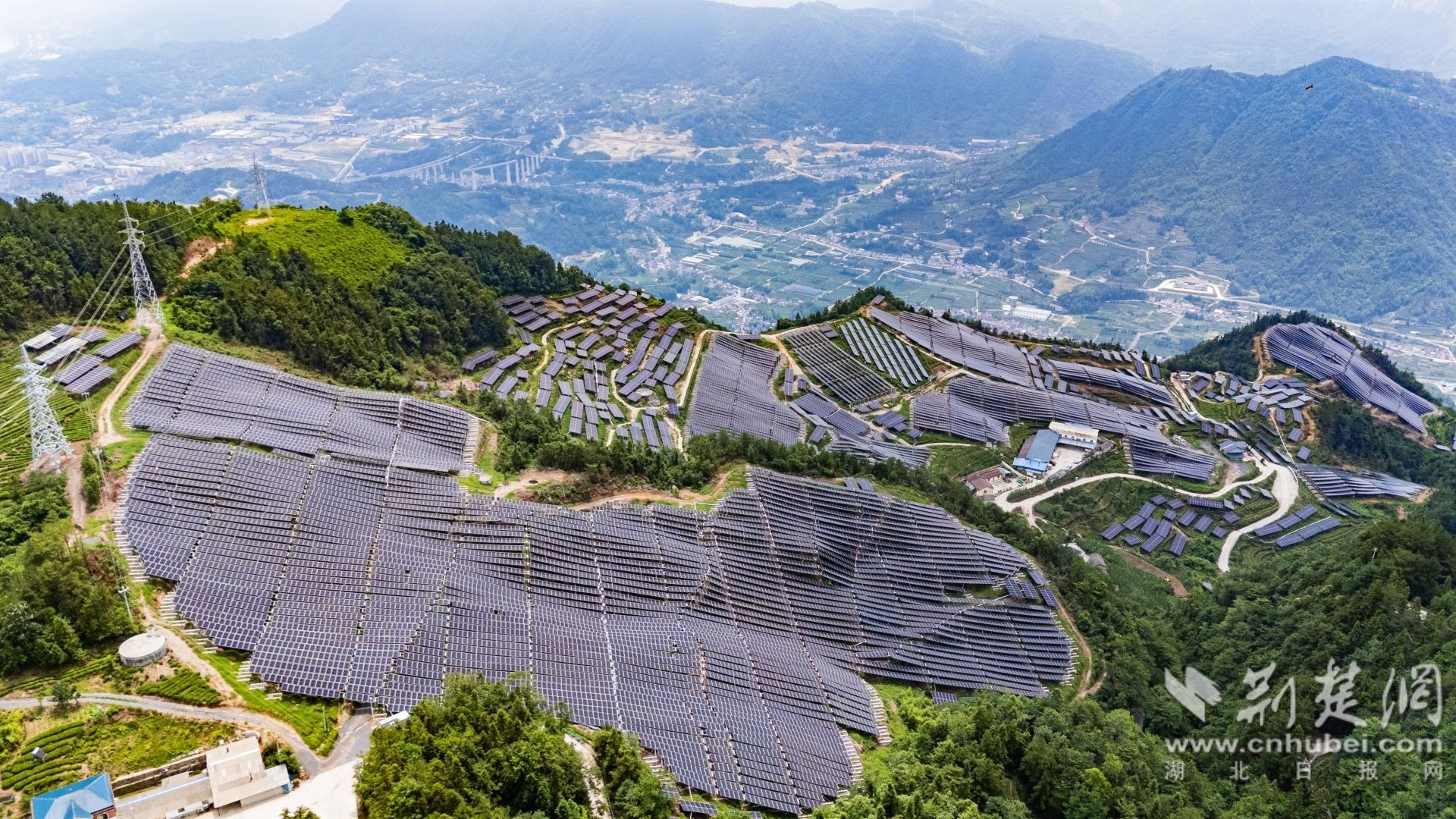 2025年6月24日,在湖北省宜昌市秭归县茅坪镇四溪村,光伏发电设施与茶园、村落相映成景,构成一幅和谐美丽的乡村画卷。彭强摄(无