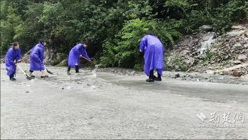 仁和坪镇业产坪村干部和驻村工作队清理路面泥沙.jpg.jpg