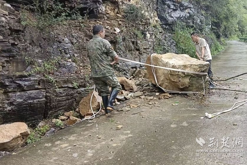 基层干部群众及时清理落石.jpg.jpg