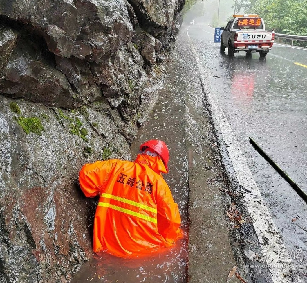 交通部门冒雨上路排水.jpg.jpg
