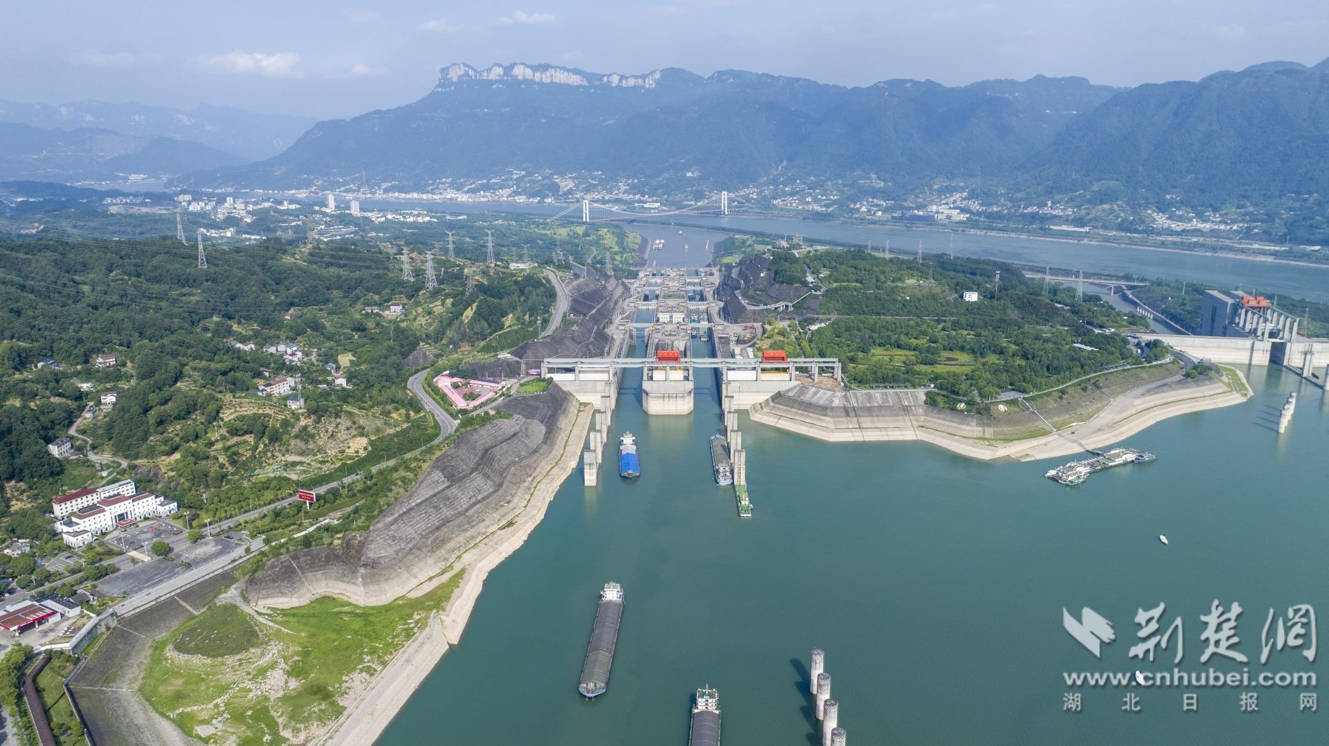 2025年6月29日，在湖北省宜昌市秭归县拍摄的往来船舶通过三峡船闸 .jpg.jpg