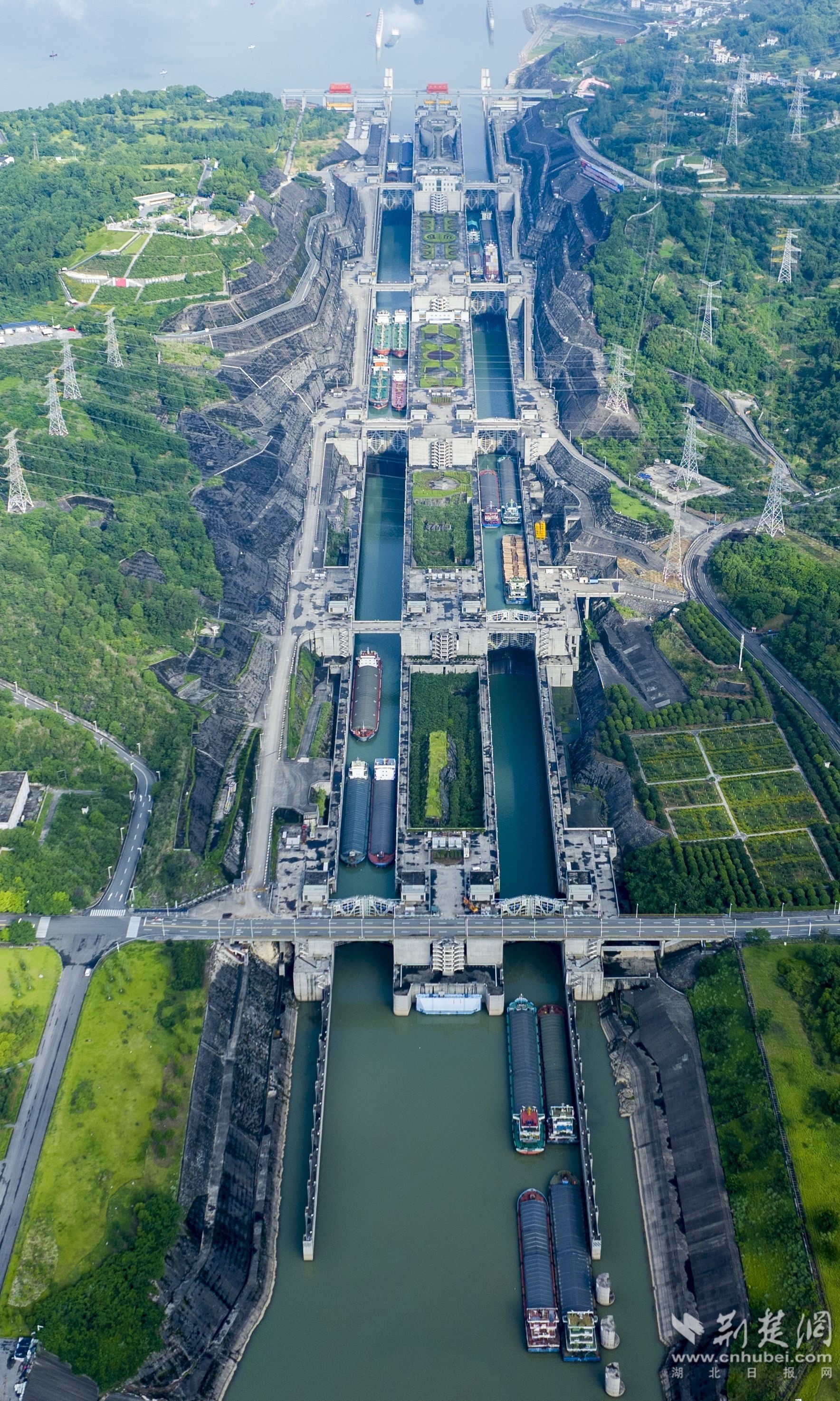 2025年6月30日，在湖北省宜昌市秭归县拍摄的往来船舶通过三峡船闸.jpg.jpg