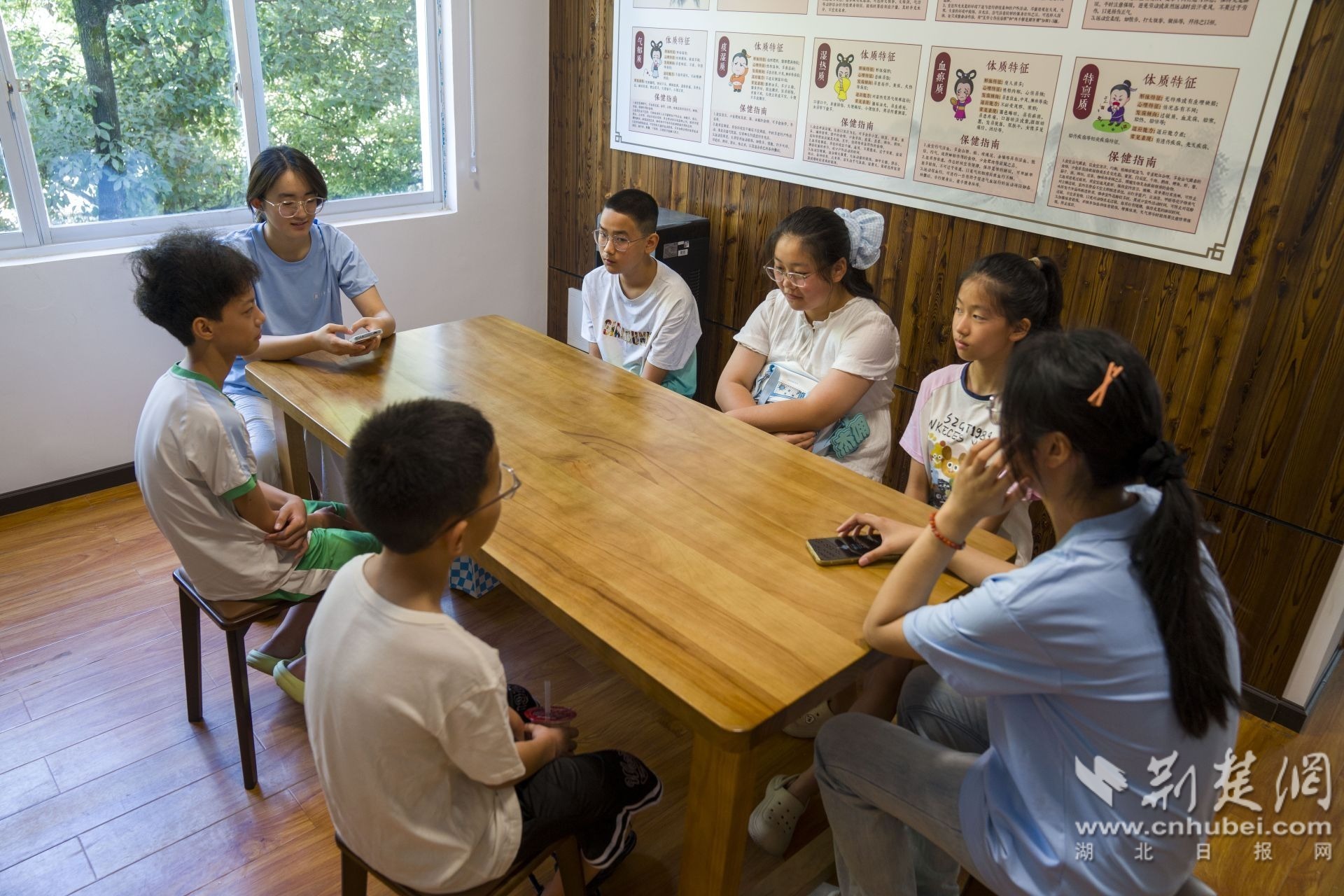 7月5日，在秭归县新时代文明实践中心暑期托管班老师与学生互动教学。 周仕伟 摄.jpg.jpg