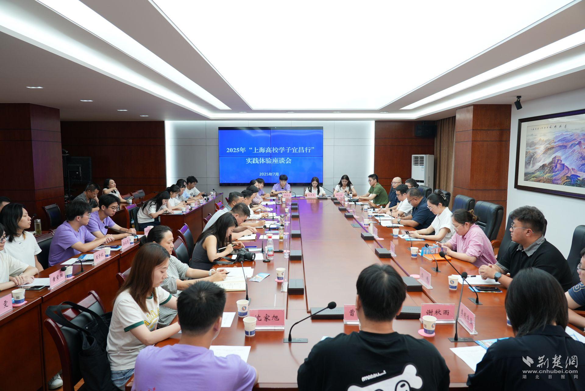 过河前往约会，朝着相同的方向前进！上海的学