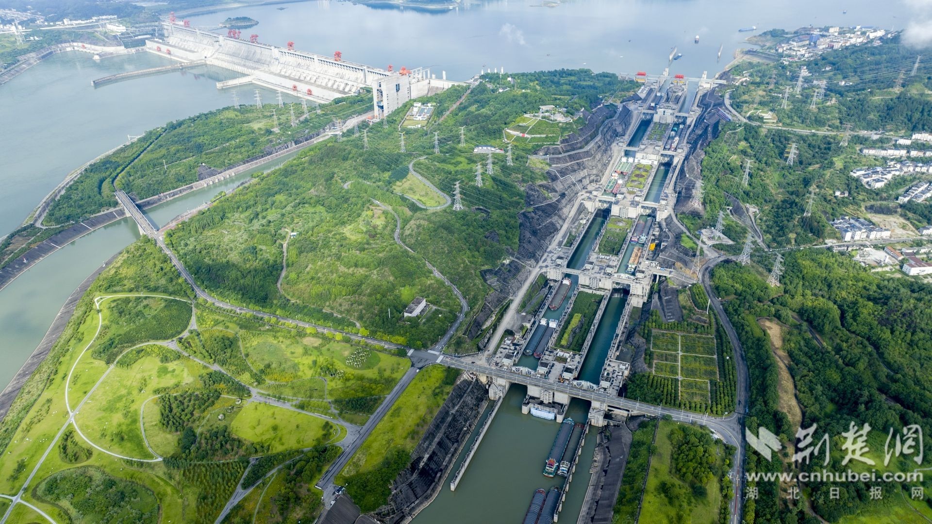 2025年6月30日，在湖北省宜昌市秭归县拍摄的往来船舶通过三峡船闸 .jpg.jpg