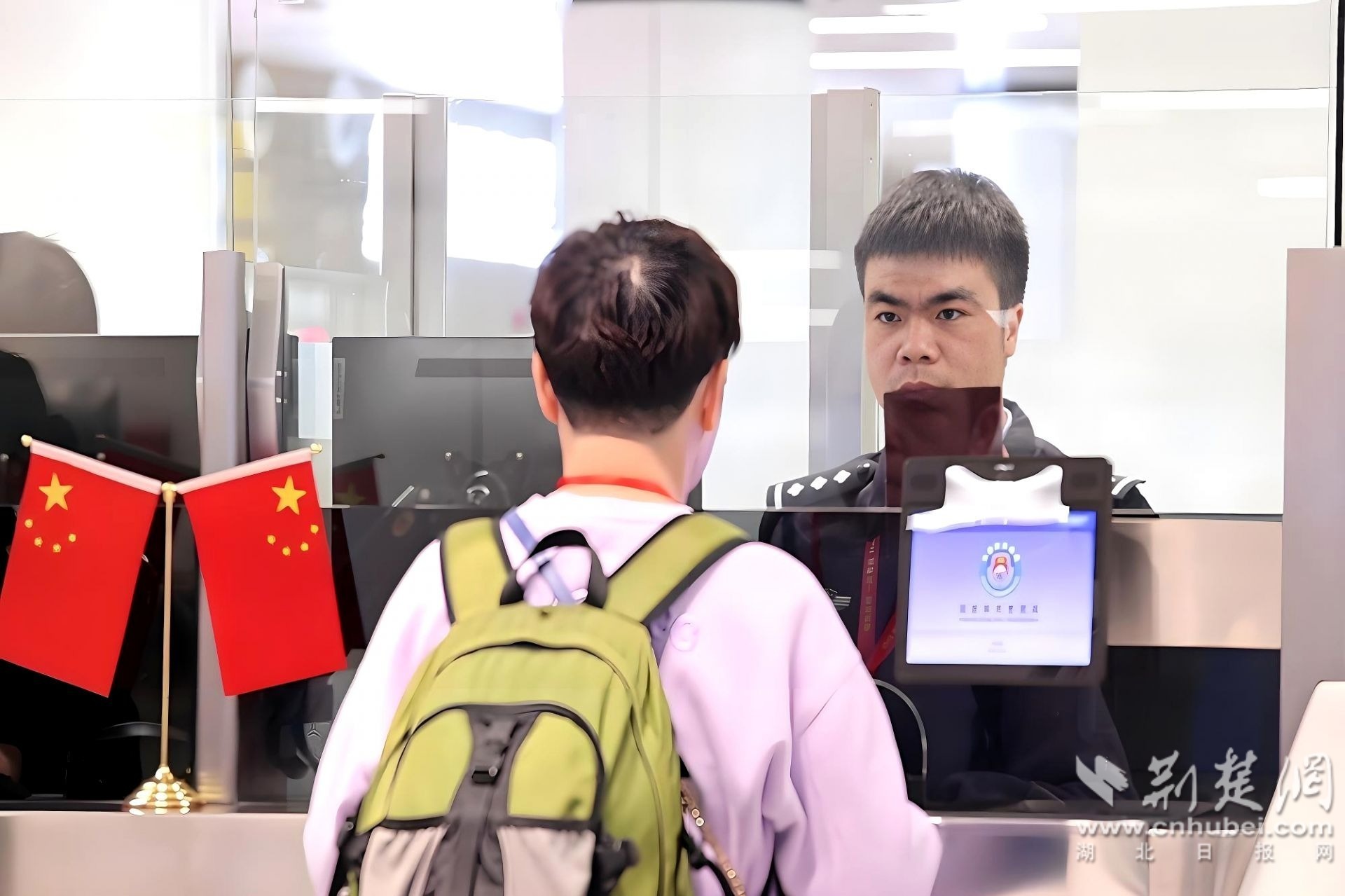 旅客办理入境边检手续 黎嘉冕摄.jpg.jpg