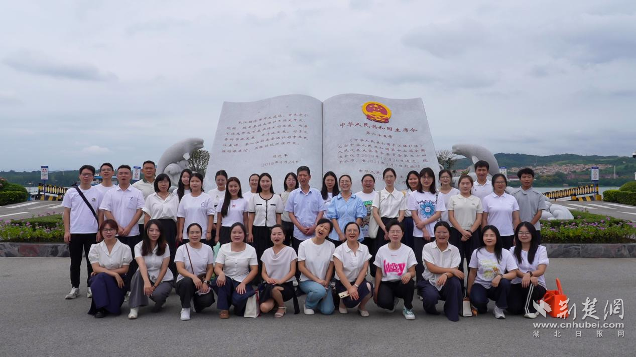 Qiting区的教育局成功举行了第41师节的节日