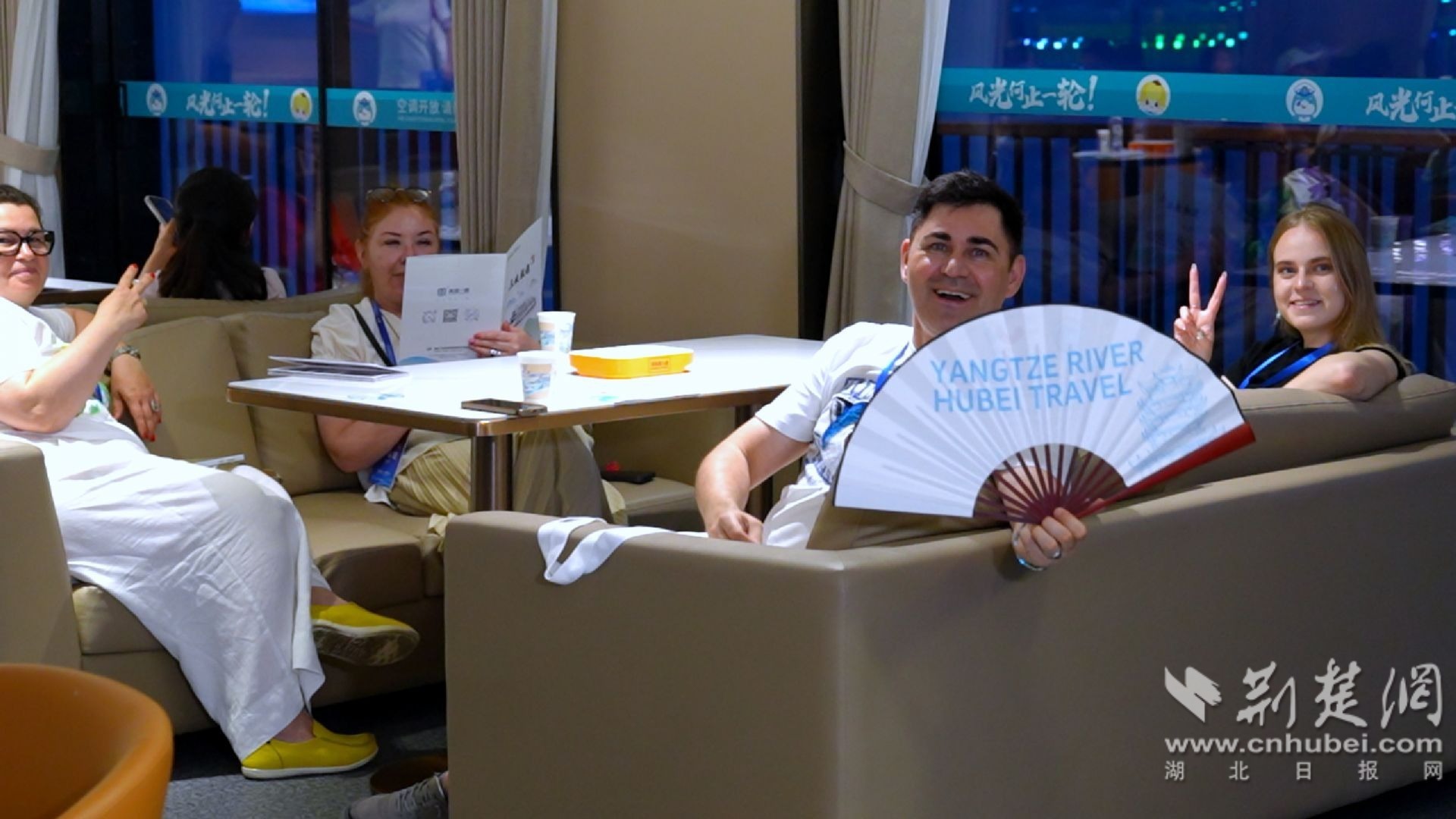 “我们从飞机上看到了美丽的Youngtze河！”泰国旅