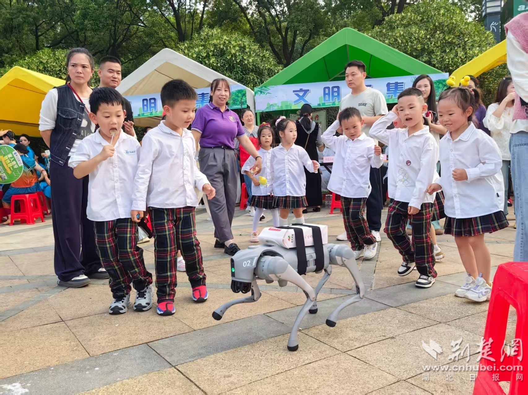 3.文明市集上,小朋友与机器狗互动.jpg.jpg