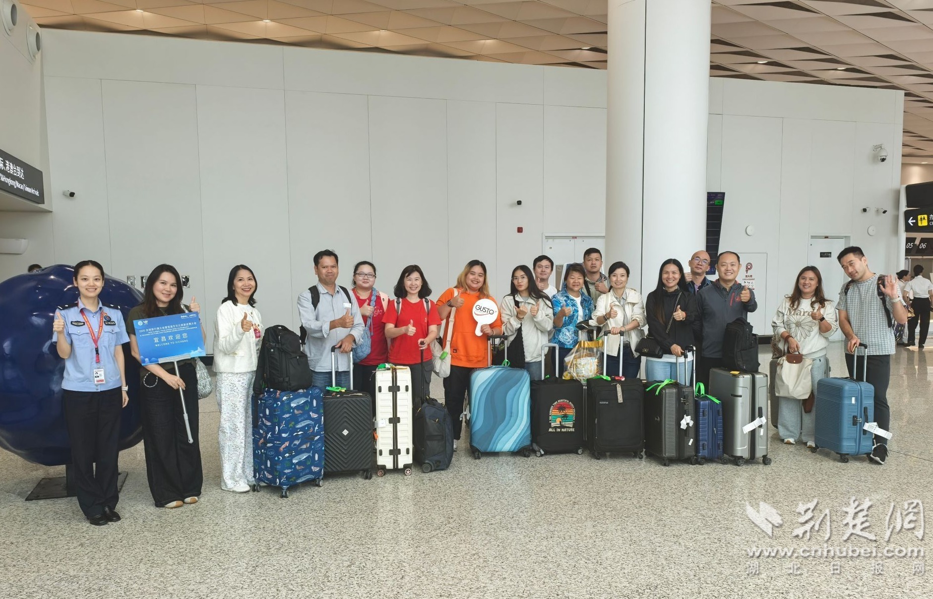 泰国考察团在三峡国际机场合影 高刚摄.jpg.jpg