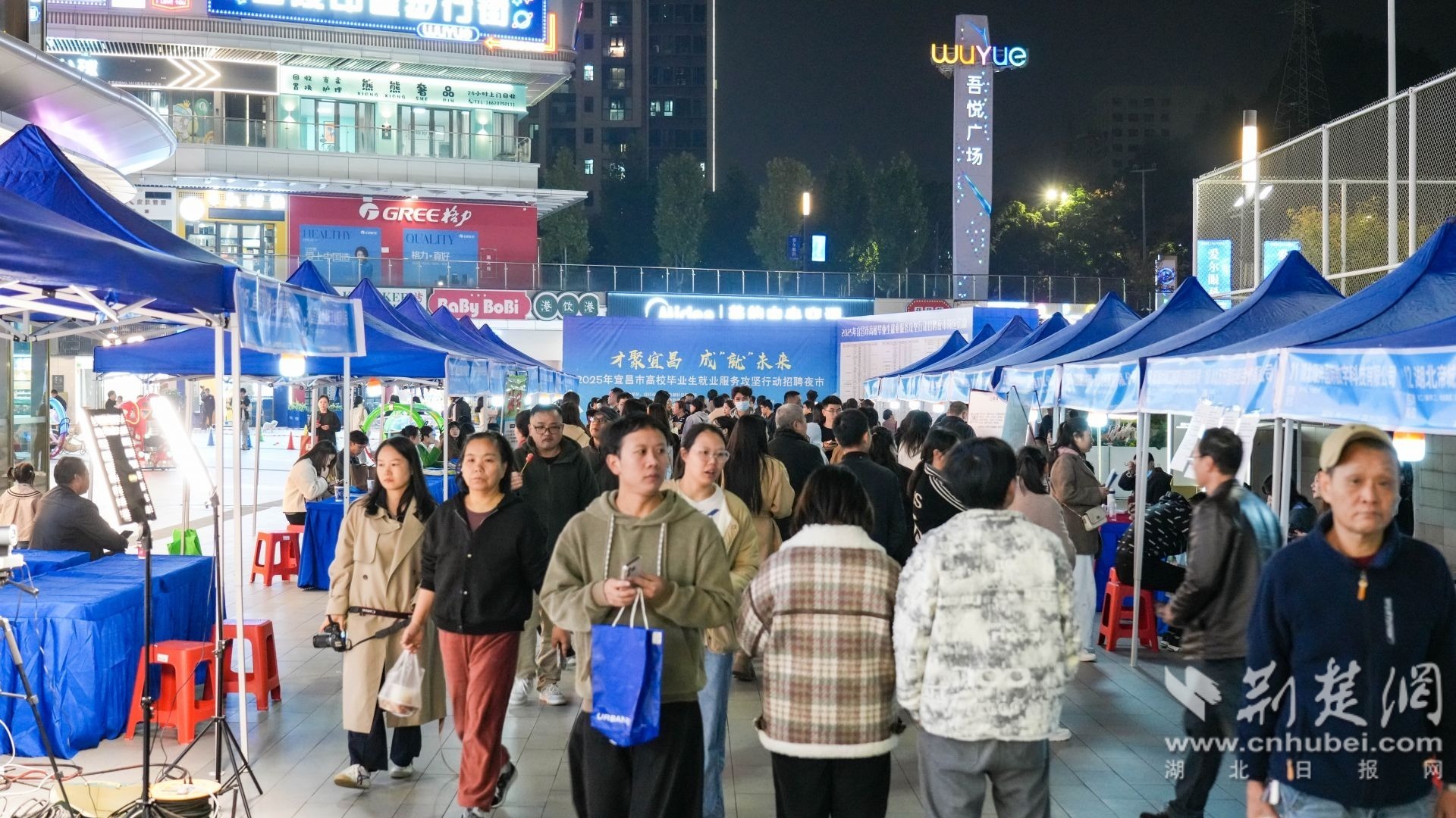 招聘现场人流涌动。张文耀 摄.jpg.jpg