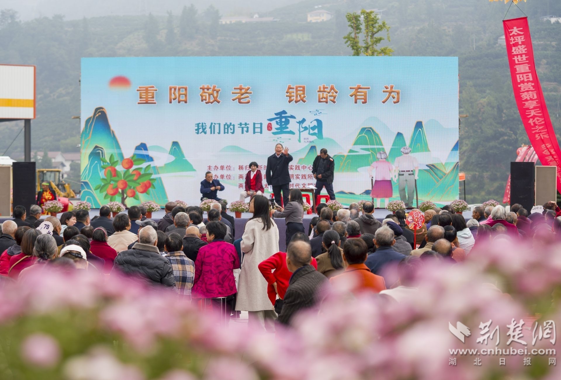 2025年10月29日,湖北省宜昌市秭归县两河口镇太坪村,村民为老年人进行文艺表演。 周仕伟 摄(2).JPG.JPG