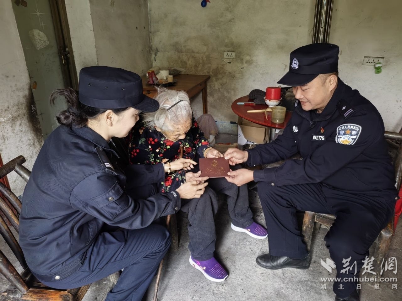 热忱服务，温暖九九双庆。远安警方赶来查询一