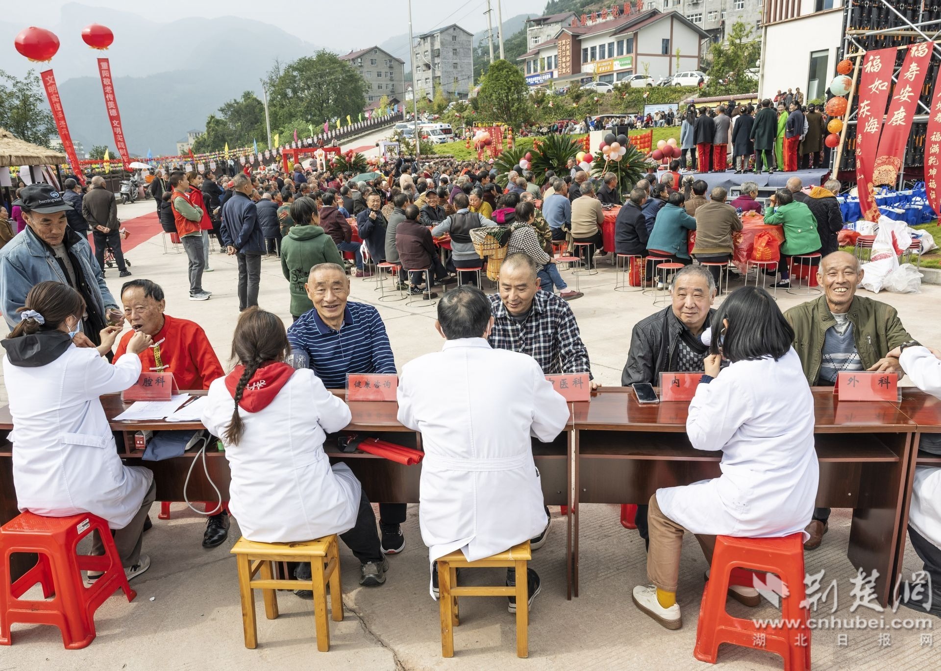 2025年10月29日,湖北省宜昌市秭归县医护人员在该县两河口镇太坪村为老人开展义诊。 郑家裕 摄 (2).jpg.jpg