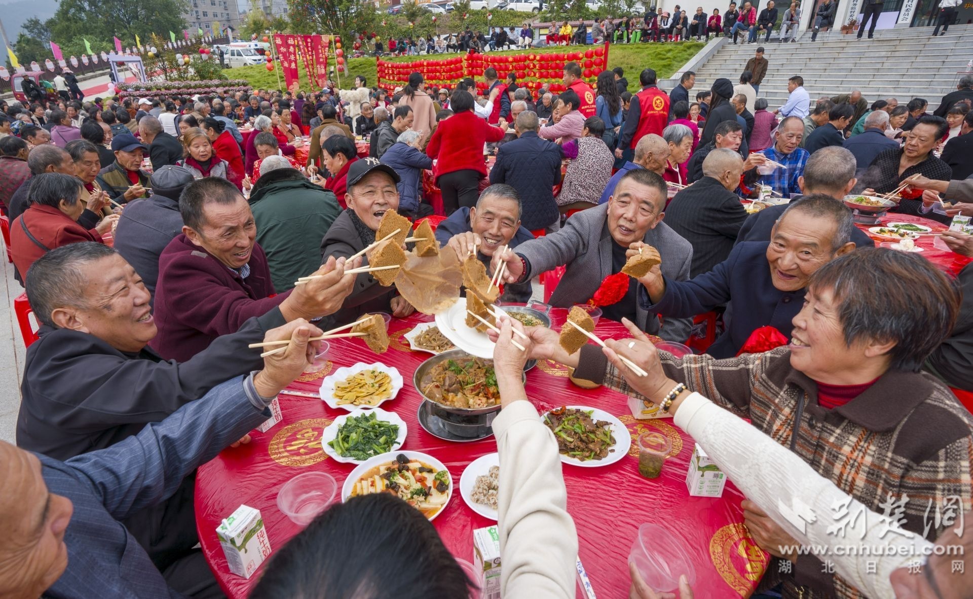 2025年10月29日,湖北省宜昌市秭归县两河口镇太坪村,老年人共享长寿宴。 周仕伟 摄 (3).JPG.JPG