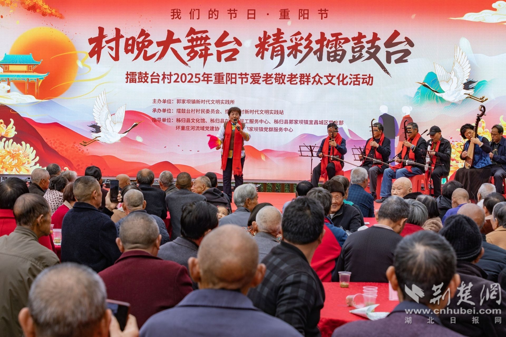 十吉节期间，石贵会变成不同深浅的红色。千位