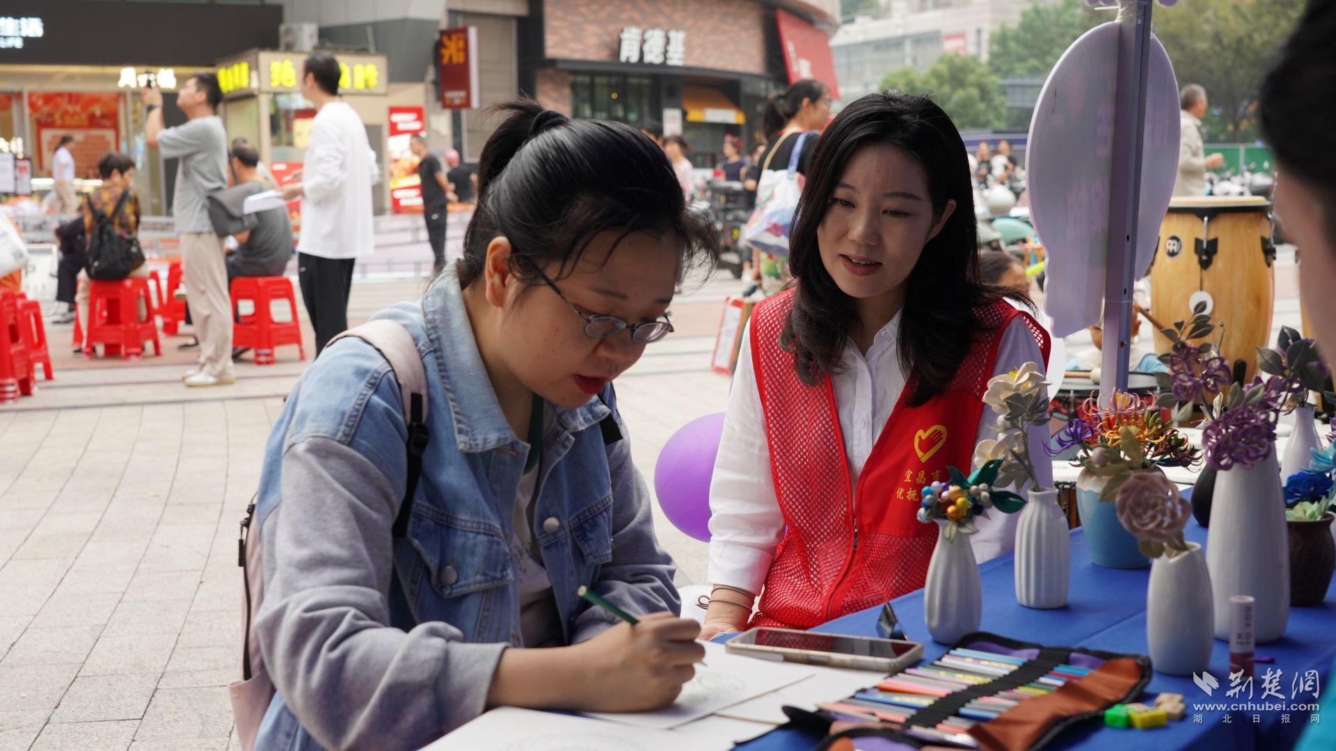 市民亲身体验心理辅导互动。石晓雯 摄.JPG.JPG