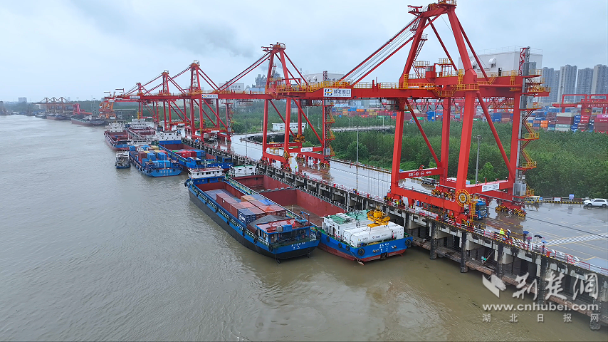 15分钟“换罐”航程4000公里，长江绿运发运打破