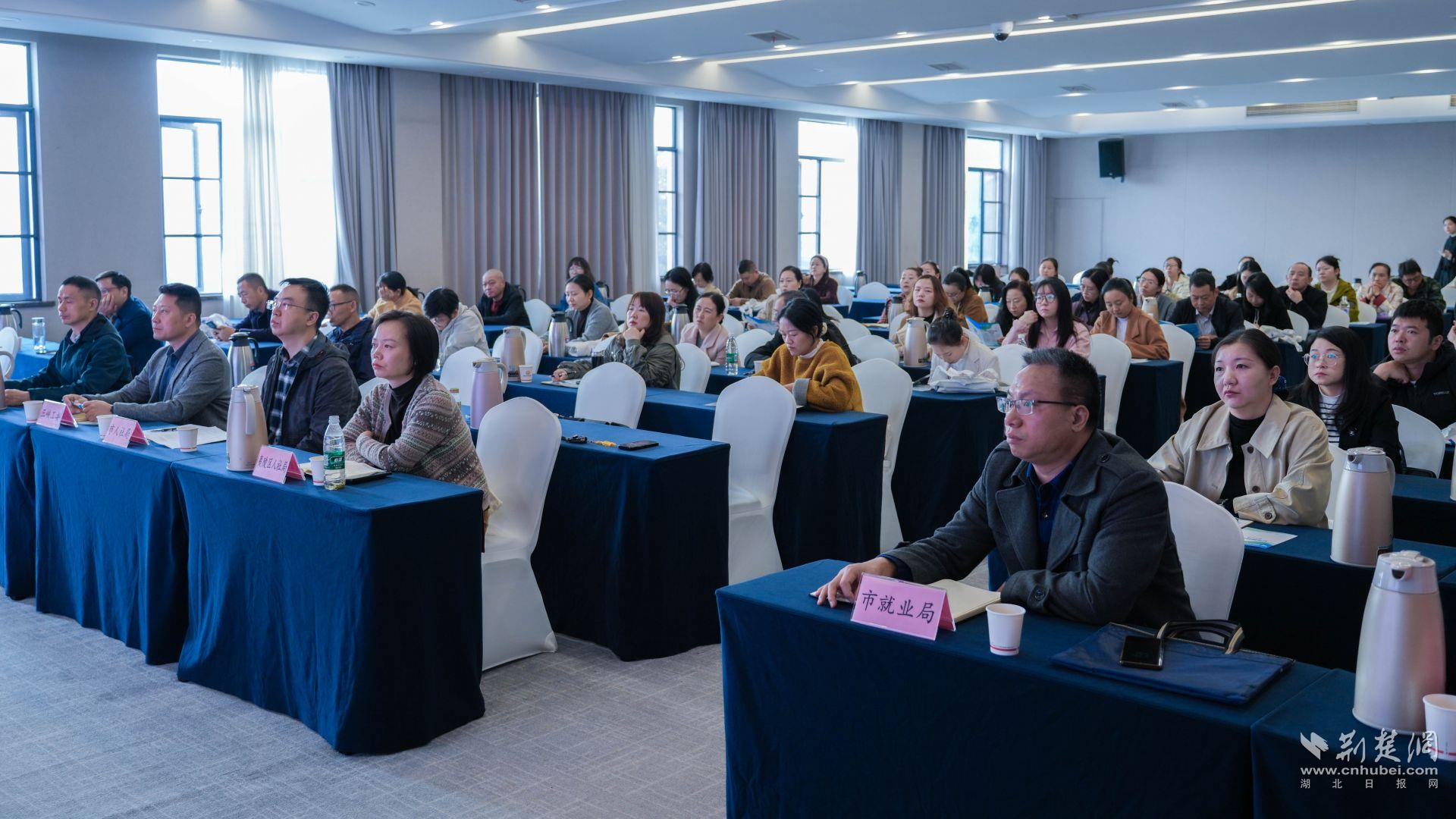 宜昌：上门服务政策和企业社保推广