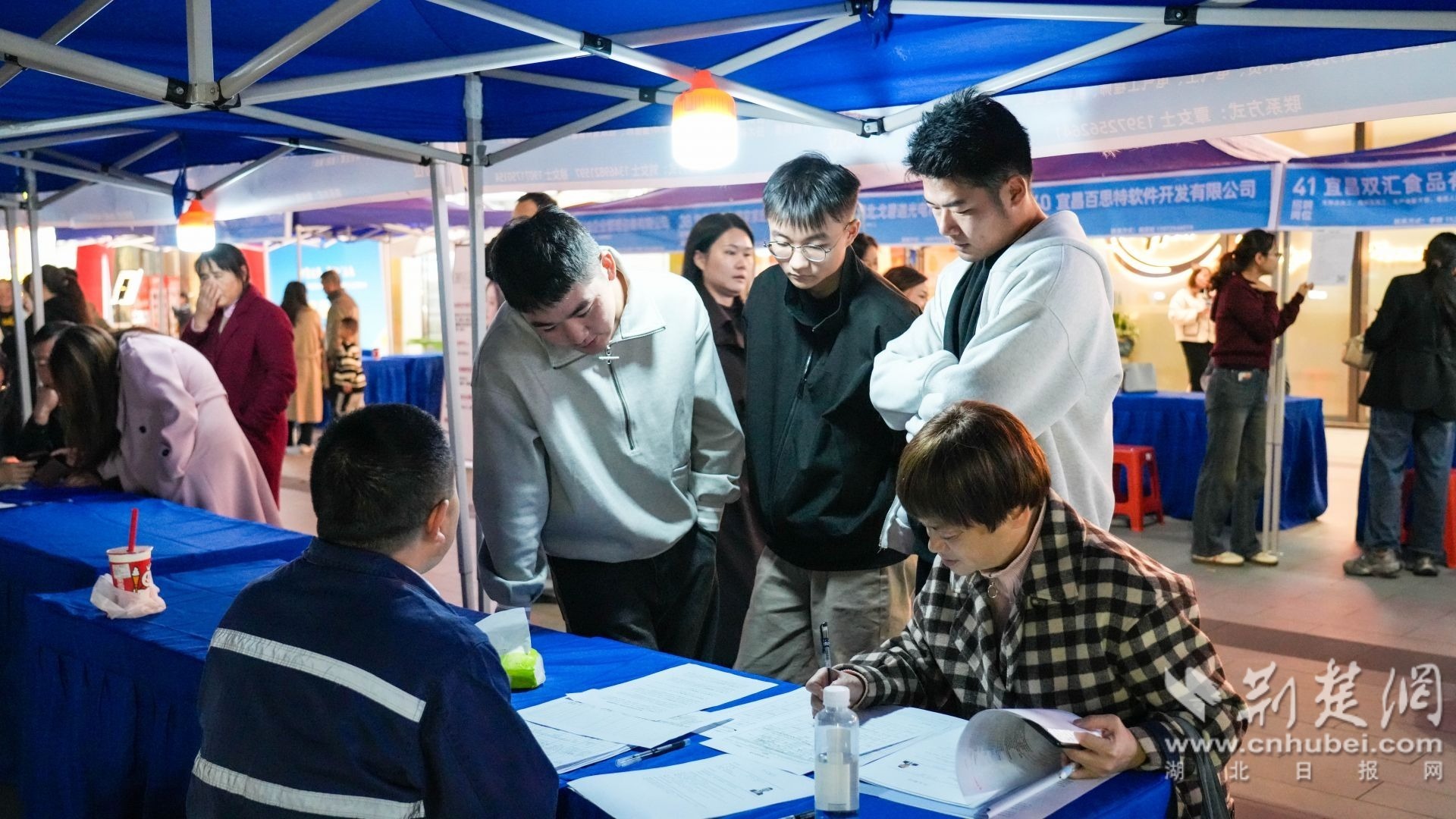 招聘现场。张文耀 摄.jpg.jpg