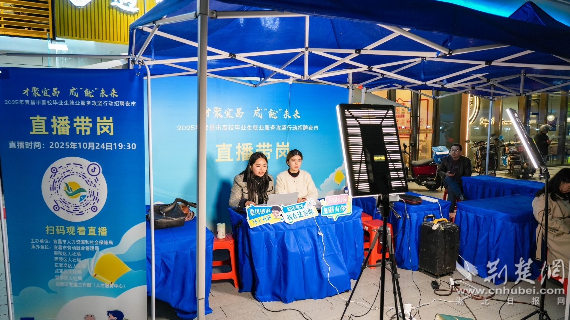 线下招聘、线上带岗同时进行。张文耀 摄.jpg.jpg