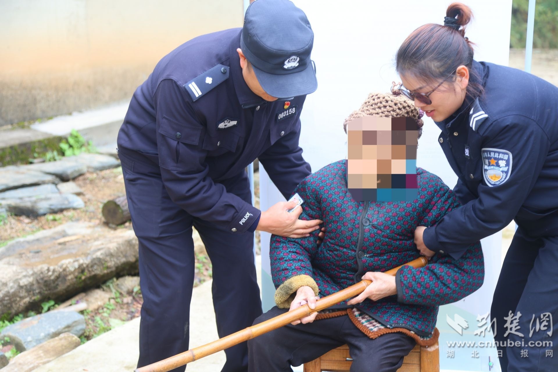 民警深入山野办证，送暖心服务，为山村老人保驾护航。