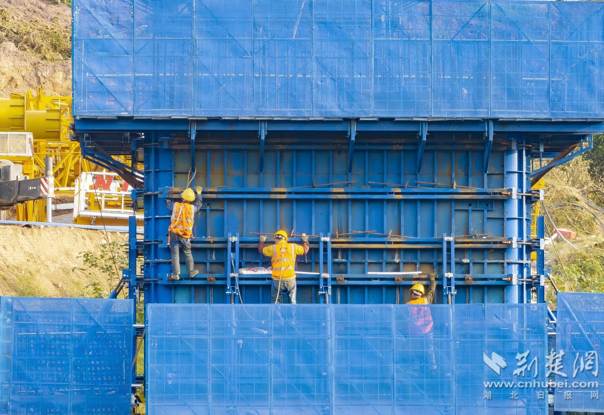 2025年11月26日,湖北省宜昌市秭归县,房五高速橘颂特大桥建设现场,工人架设桥墩浇筑模板.JPG.JPG