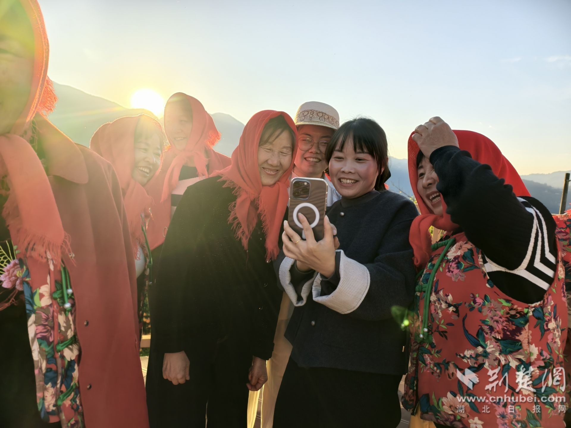 宜昌市秭归县两河口镇土珠庙村,“银发舞团”回看拍摄的短视频。 邓爽 摄.jpg.jpg