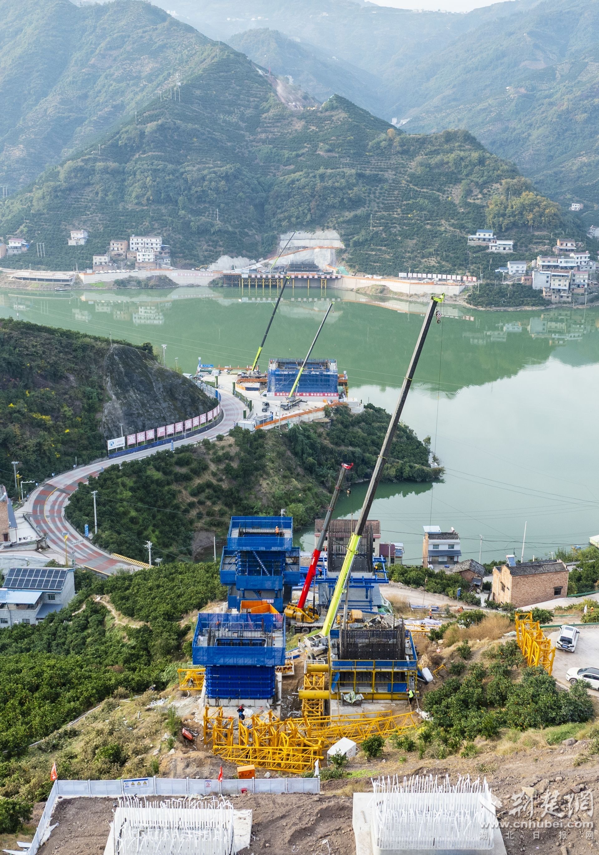 2025年11月26日,湖北省宜昌市秭归县,房五高速橘颂特大桥建设现场,工人加紧建设桥墩.JPG.JPG