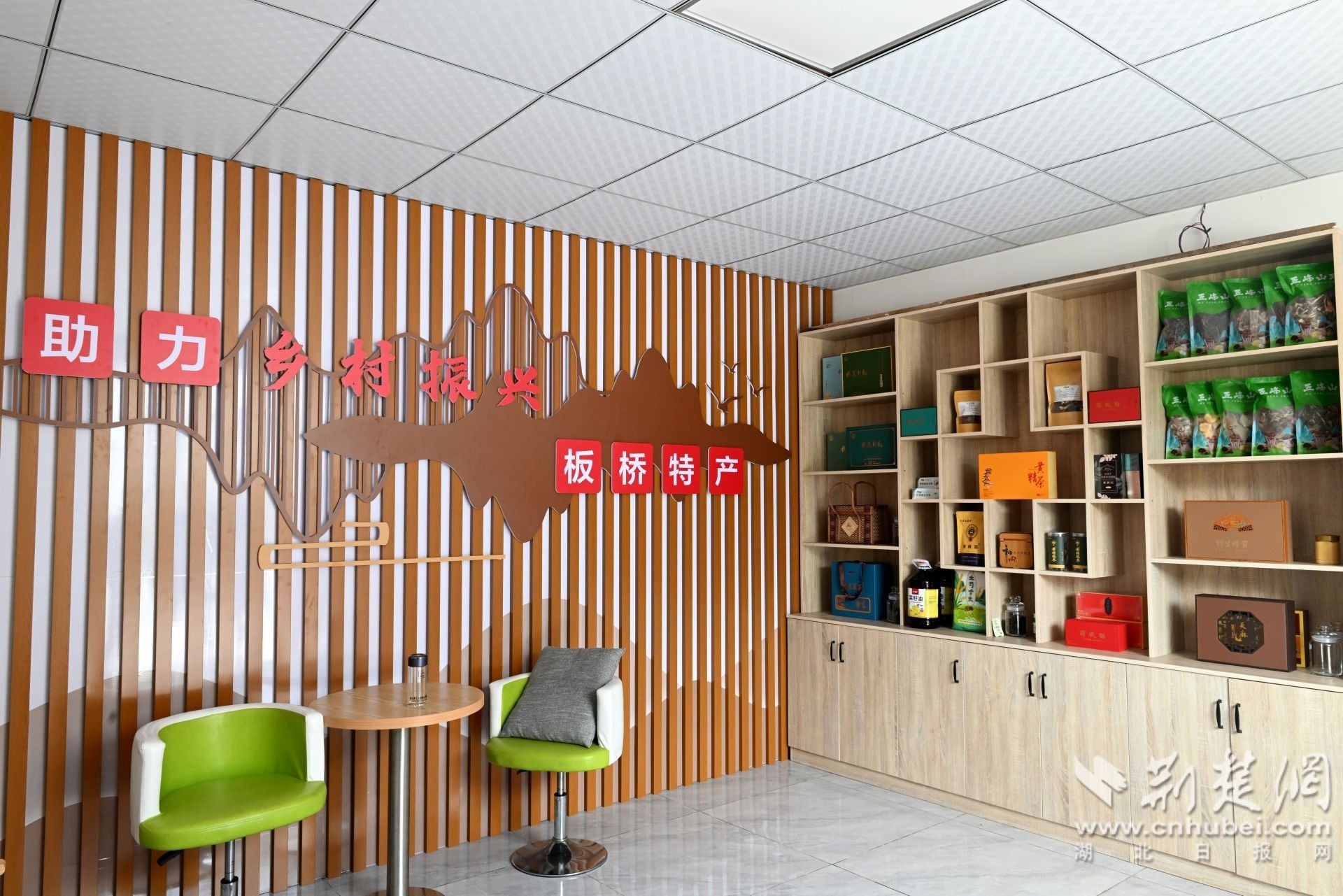 湖北省五峰土家族自治县渔洋关镇三板桥村农特产品展览室（张圣龙 摄）.JPG.JPG